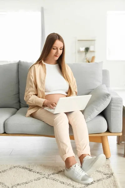 Mujer Embarazada Joven Usando Ordenador Portátil Sofá Casa — Foto de Stock