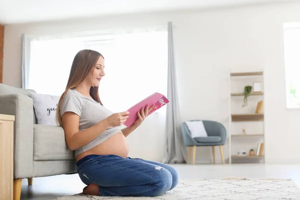 Mujer Embarazada Joven Leyendo Revista Moda Casa — Foto de Stock