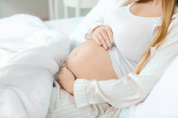 Молодая Беременная Женщина Лежит Постели Крупным Планом — стоковое фото