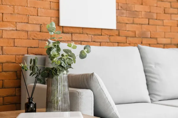 Vase Mit Eukalyptus Laptop Und Schilfdiffusor Auf Dem Tisch Modernen — Stockfoto