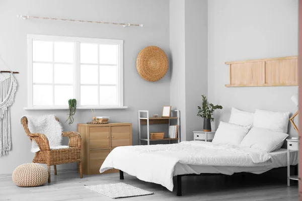 Interior Kamar Tidur Modern Ringan Dengan Kursi Berlengan Wicker Dan — Stok Foto