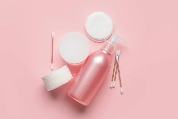 Cuidados Cosméticos Botões Algodão Almofadas Algodão Fundo Rosa — Fotografia de Stock