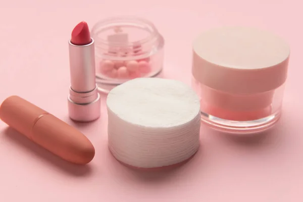 きれいな綿のパッド ピンクのテーブルの上の顔のクリームや化粧品 クローズアップ — ストック写真