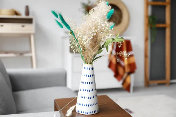 Vaso Con Bel Mazzo Fiori Secchi Sul Tavolo Vicino Divano — Foto Stock