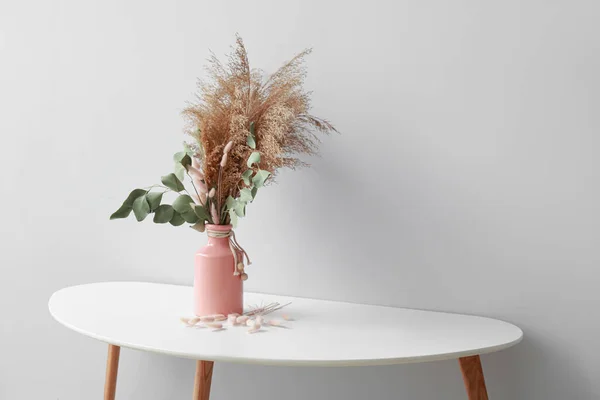 Vase Mit Schönem Strauß Getrockneter Blumen Auf Dem Tisch Der — Stockfoto