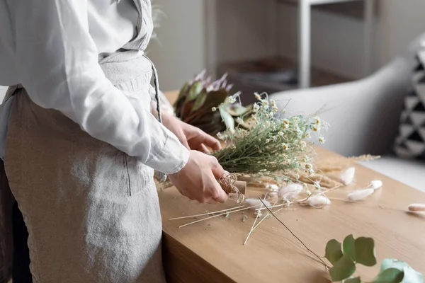 Vrouwelijke Bloemist Maken Boeket Met Mooie Gedroogde Bloemen Aan Tafel — Stockfoto