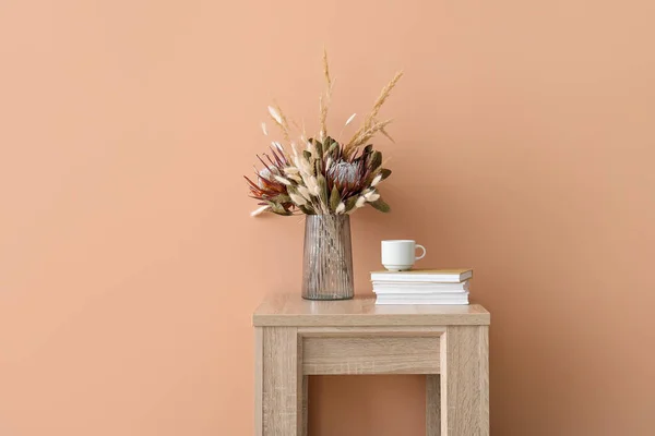 ベージュの壁の近くのテーブルの上に美しい乾燥した花 カップの花瓶 — ストック写真