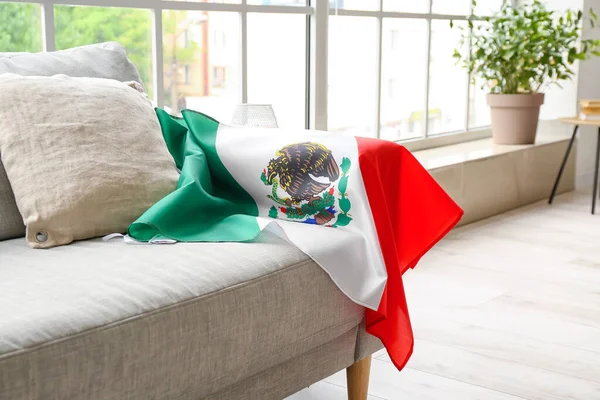 Sofá Con Bandera Mexicana Sala Luz —  Fotos de Stock