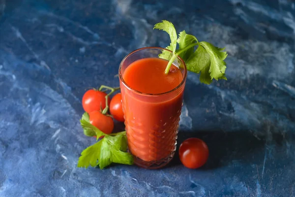 Vaso María Sangrienta Con Apio Tomates Sobre Fondo Color — Foto de Stock