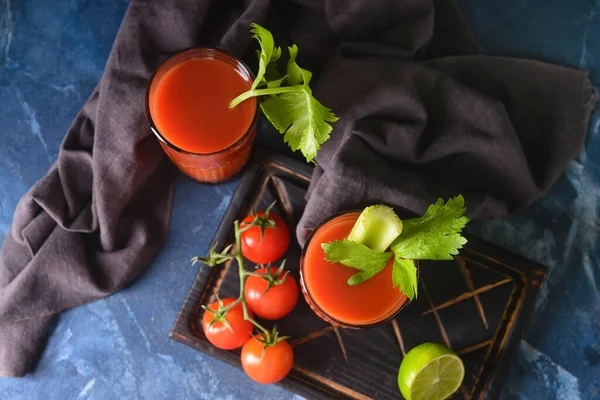 Szklanki Krwistej Mary Selerem Pomidorami Tle Koloru — Zdjęcie stockowe