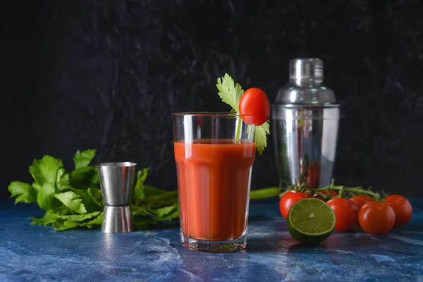 Glas Bebloede Mary Met Selderij Tomaten Tafel — Stockfoto