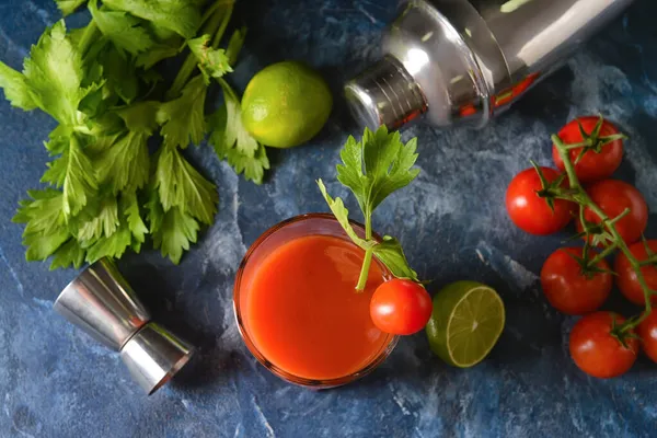 Glas Blutige María Mit Sellerie Und Tomaten Auf Farbigem Hintergrund — Stockfoto