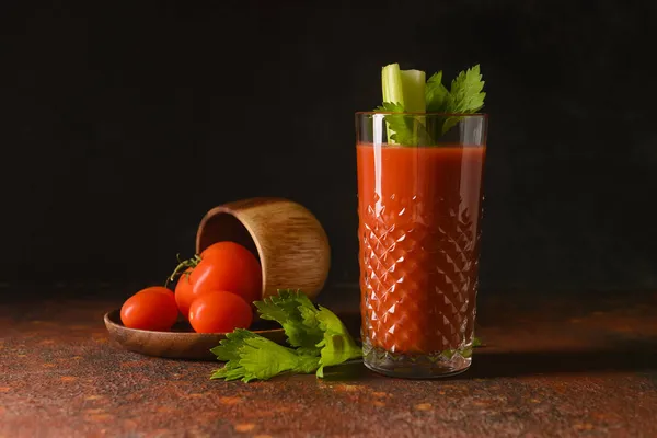 Szklanka Krwawej Mary Selerem Pomidorami Stole — Zdjęcie stockowe