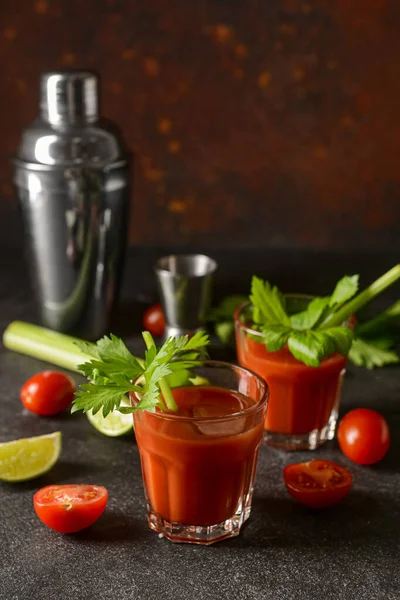 Kieliszki Krwistej Mary Selerem Wapnem Pomidorami Stole — Zdjęcie stockowe