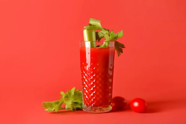 Glas Blutige María Mit Sellerie Und Tomaten Auf Farbigem Hintergrund — Stockfoto