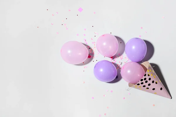 Chapéu Festa Com Belos Balões Confete Fundo Claro — Fotografia de Stock