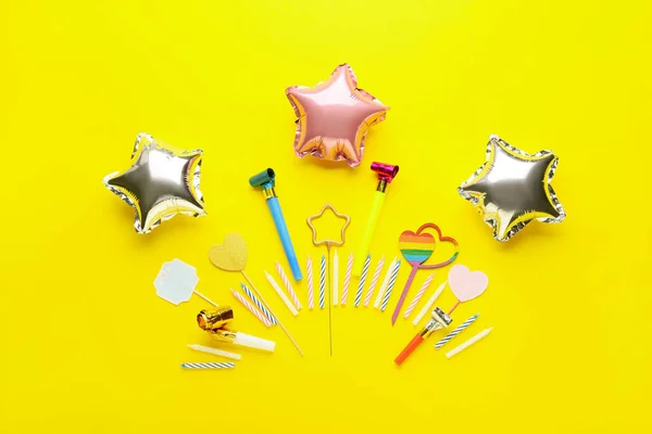 Samenstelling Met Prachtige Ballonnen Kaarsen Fluitjes Gele Achtergrond — Stockfoto