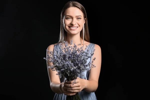 Vacker Ung Kvinna Med Bukett Lavendel Svart Bakgrund — Stockfoto