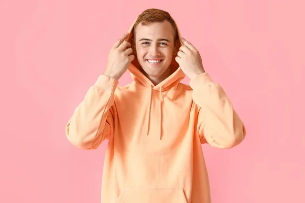 Jonge Man Stijlvolle Hoodie Kleur Achtergrond — Stockfoto