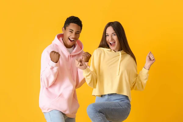 Elegante Pareja Joven Sudaderas Con Capucha Sobre Fondo Amarillo — Foto de Stock