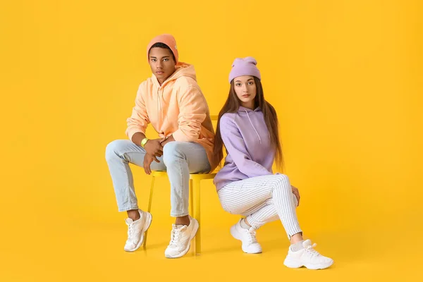Stilvolles Junges Paar Kapuzenpullis Auf Gelbem Hintergrund — Stockfoto