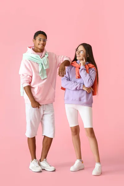 Elegante Pareja Joven Sudaderas Con Capucha Sobre Fondo Rosa — Foto de Stock