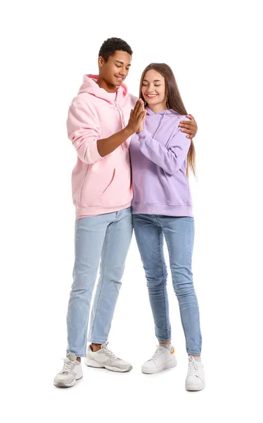 Snygga Unga Par Hoodies Ger Varandra High Five Vit Bakgrund — Stockfoto