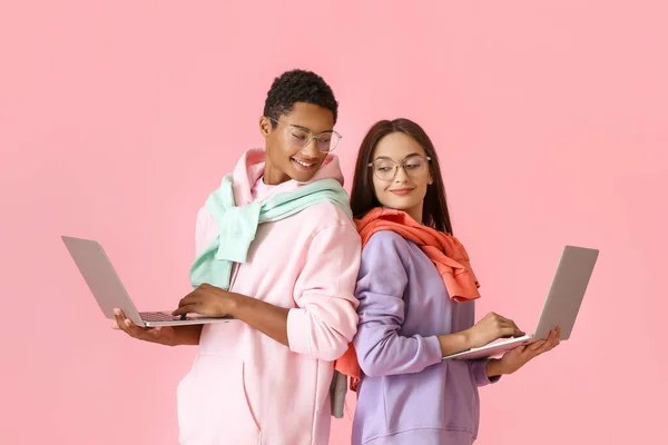 Stilvolles Junges Paar Kapuzenpullis Mit Laptops Auf Rosa Hintergrund — Stockfoto