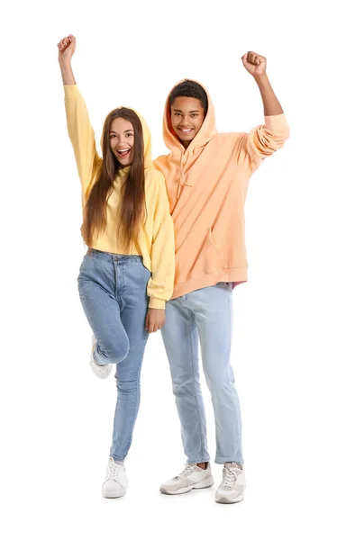 Feliz Joven Pareja Sudaderas Con Capucha Sobre Fondo Blanco — Foto de Stock