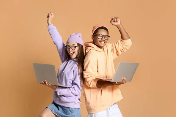 Happy Young Couple Hoodies Laptops Beige Background — Stock Photo, Image