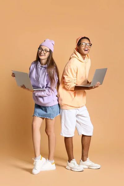 Elegante Pareja Joven Sudaderas Con Capucha Usando Computadoras Portátiles Sobre — Foto de Stock