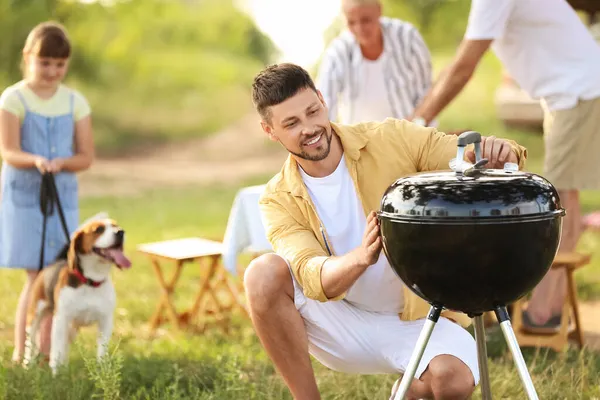 Man Cooking Food Barbecue Grill Outdoors — Stock Photo, Image