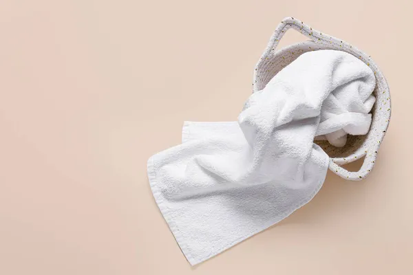 色の背景に白いきれいなタオル付きのバスケット — ストック写真