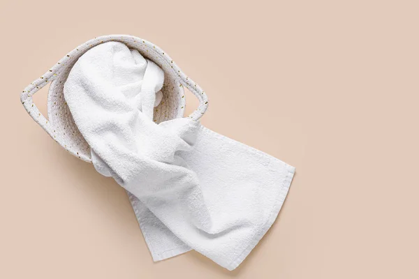 Koszyk Białym Czystym Ręcznikiem Tle Koloru — Zdjęcie stockowe