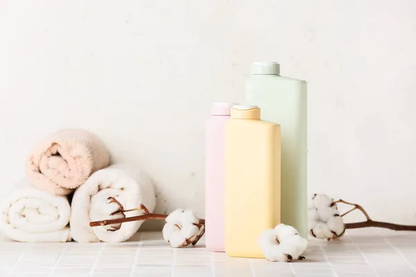 Botellas Productos Cosméticos Toallas Limpias Rama Algodón Sobre Tabla Baldosas —  Fotos de Stock