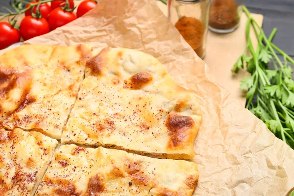 Tabule Chutným Khachapuri Stole Detailní Záběr — Stock fotografie