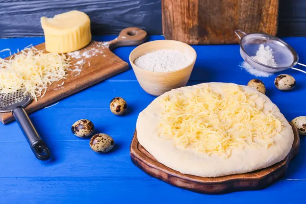 Lezzetli Khachapuri Hazırlamak Için Taze Hamur Malzemelerle Dolu Tahta Masa — Stok fotoğraf