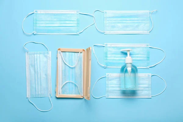 Çantalı Tıbbi Maskeler Mavi Arka Planda Dezenfektan — Stok fotoğraf