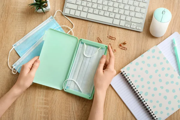 Mãos Femininas Com Caso Máscara Médica Teclado Computador Cadernos Fundo — Fotografia de Stock