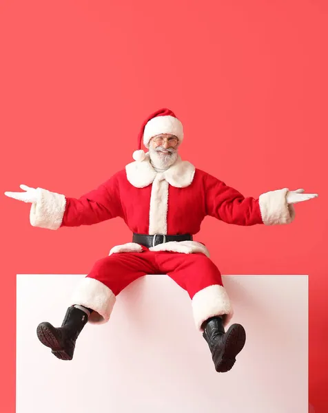 Санта Клаус Сидит Пустом Плакате Цветном Фоне — стоковое фото