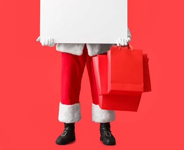 Papai Noel Com Cartaz Branco Sacos Compras Fundo Cor — Fotografia de Stock