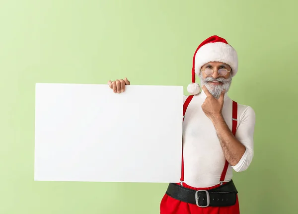 Papai Noel Com Cartaz Branco Sobre Fundo Cor — Fotografia de Stock