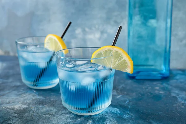 Gläser Blue Lagoon Cocktail Auf Farbigem Hintergrund Nahaufnahme — Stockfoto