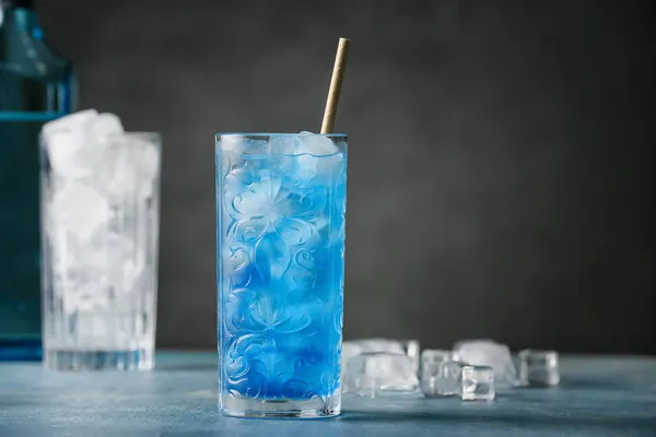 桌上放上一杯蓝色泻湖鸡尾酒 — 图库照片