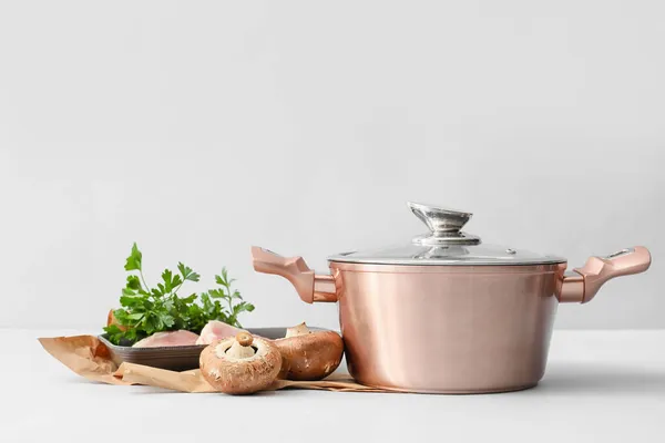 Panela Cozinha Com Ingredientes Para Sopa Fundo Claro — Fotografia de Stock