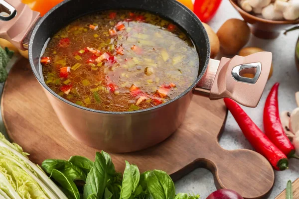 Olla Cocina Con Deliciosa Sopa Mesa — Foto de Stock