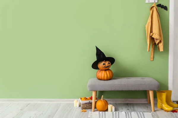 Otomana Moderna Con Calabazas Halloween Cerca Pared Verde — Foto de Stock