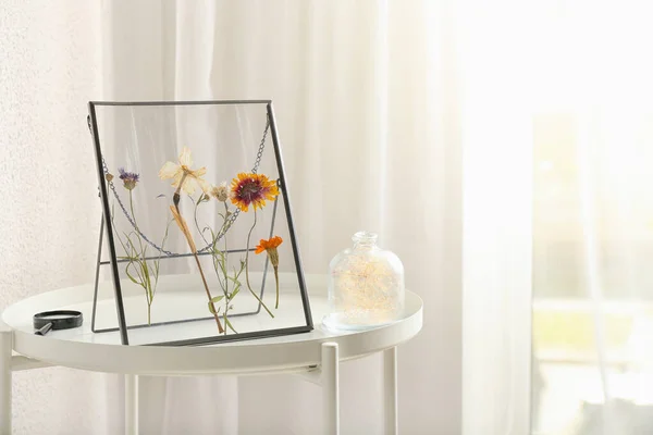 部屋のテーブルの上にドライプレス花のフレーム — ストック写真