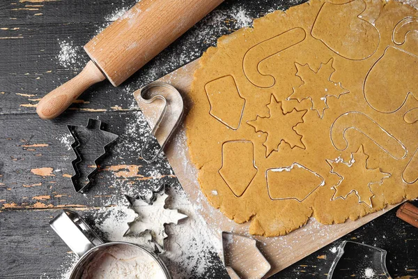 Prozess Der Herstellung Von Weihnachtslebkuchen Auf Dunklem Holzgrund — Stockfoto