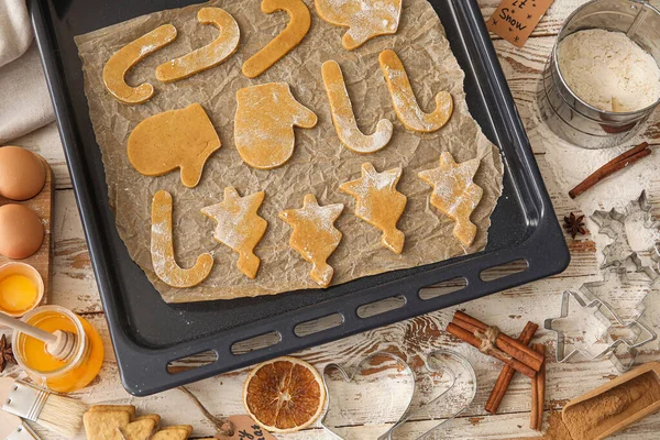 Backblech Mit Rohen Weihnachtsplätzchen Auf Holzgrund — Stockfoto